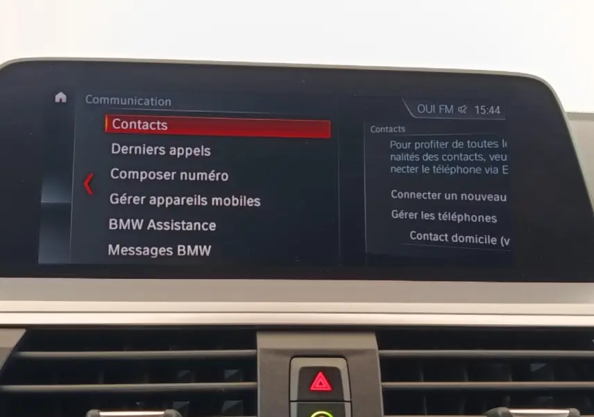 Écran central intérieur de BMW X3 2020 affichant le menu communication avec options contacts et appels.