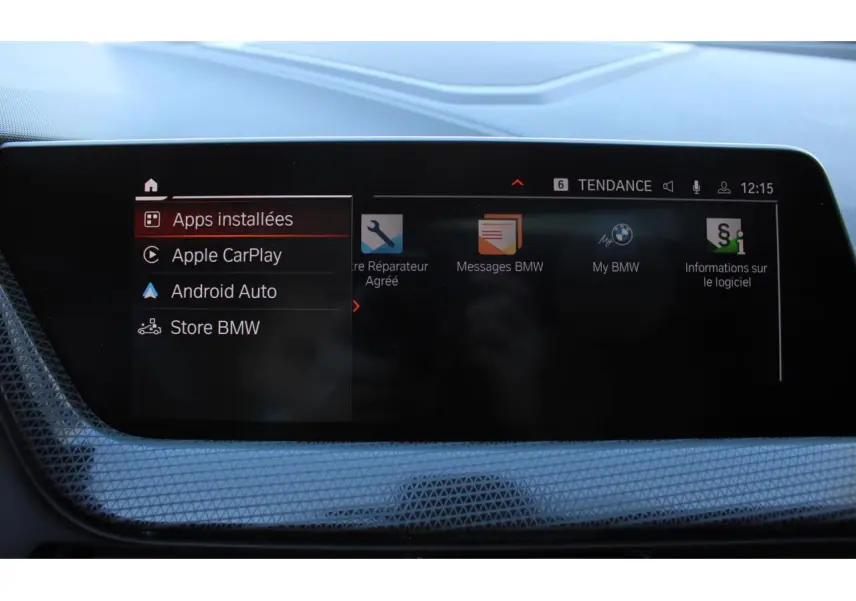 Écran tactile central de la BMW Série 1 118d 2022 affichant les applications Apple CarPlay et Android Auto.
