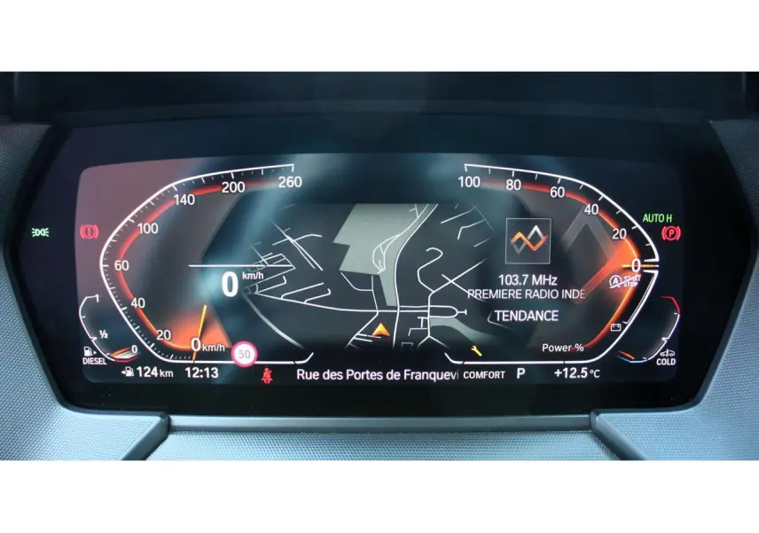 Combiné d'instrumentation numérique de la BMW Série 1 118d 2022 affichant la navigation et la vitesse à 0 km/h.
