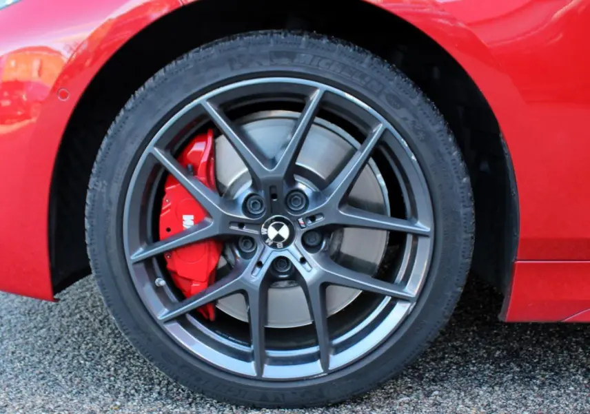 Gros plan sur la jante alliage 18 pouces Ferric Grey et le frein M Sport rouge de la BMW Série 1 Melbourne Rot.