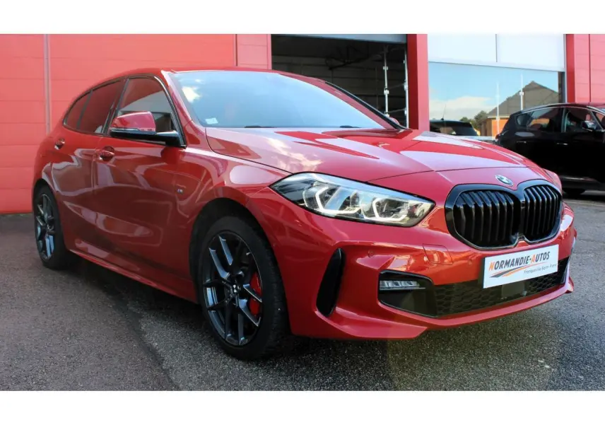 BMW Série 1 118d rouge Melbourne vue 3/4 avant avec jantes 18 pouces et freins M Sport rouges