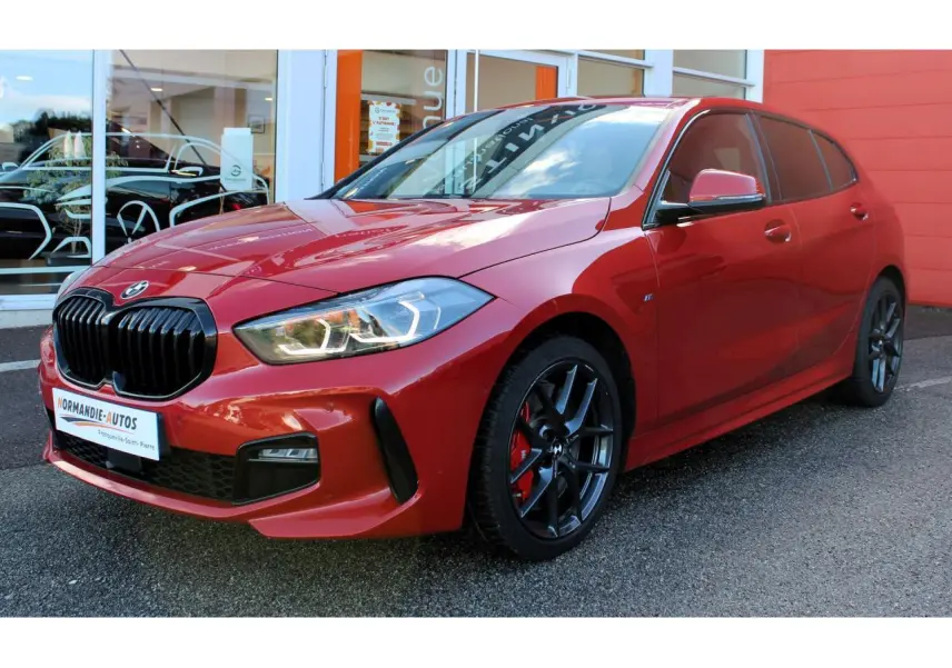 BMW Série 1 118d rouge Melbourne métallisé vue 3/4 avant droit avec jantes alliage et freins rouges M Sport