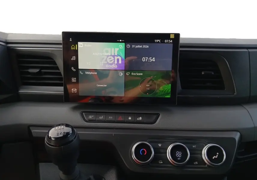 Vue intérieure centrée sur la console centrale du Renault Master L2H2 2026 avec écran tactile et levier de vitesses.