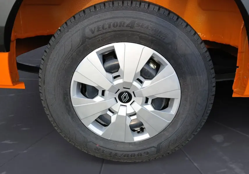 Gros plan sur la roue avant droite du Renault Master orange 2026, mettant en valeur la jante argentée et le pneu Goodyear.