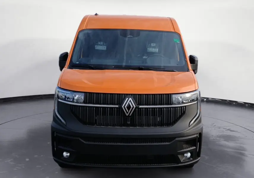 Vue avant du Renault Master L2H2 orange, mettant en valeur sa calandre noire et ses phares modernes.