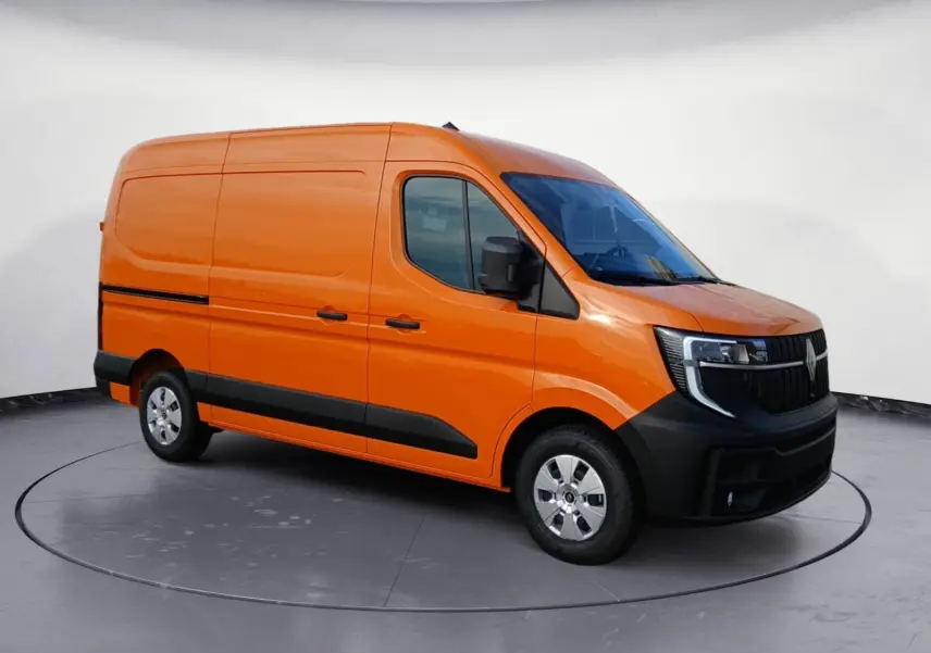 Renault Master orange en vue 3/4 avant droit, avec pare-chocs noir et jantes argentées, sur fond neutre.