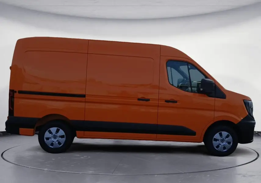 Vue latérale droite d’un Renault Master orange L2H2 avec détails noirs sur bas de caisse et roues argentées.