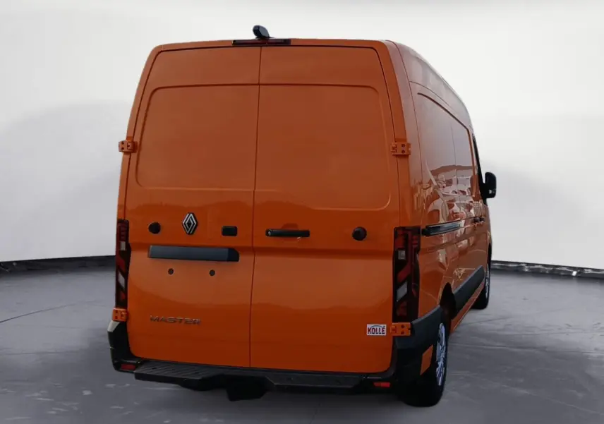 Vue arrière d’un Renault Master orange L2H2 avec portes battantes fermées et marchepied noir visible.