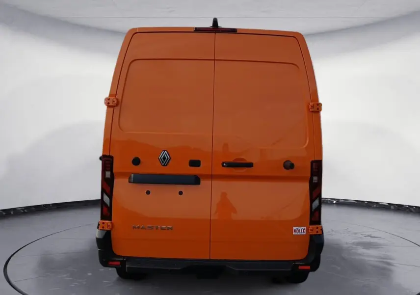 Vue arrière d’un Renault Master orange 2026 avec portes battantes et marchepied noir visible.
