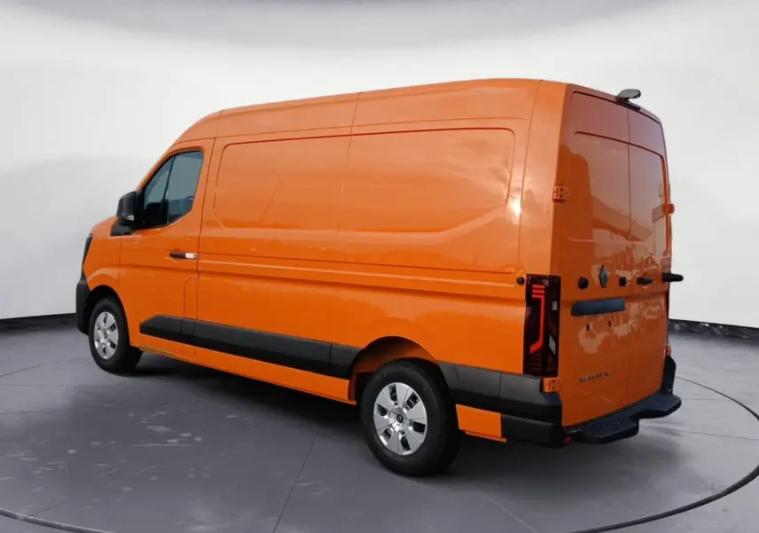 Renault Master L2H2 orange vu en 3/4 arrière droit, avec feux arrière LED et protections noires sur les bas de caisse.