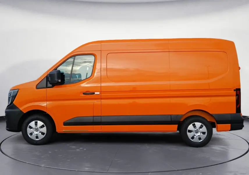 Vue de profil côté gauche du Renault Master L2H2 2026 orange avec jantes argentées et protections noires basses.
