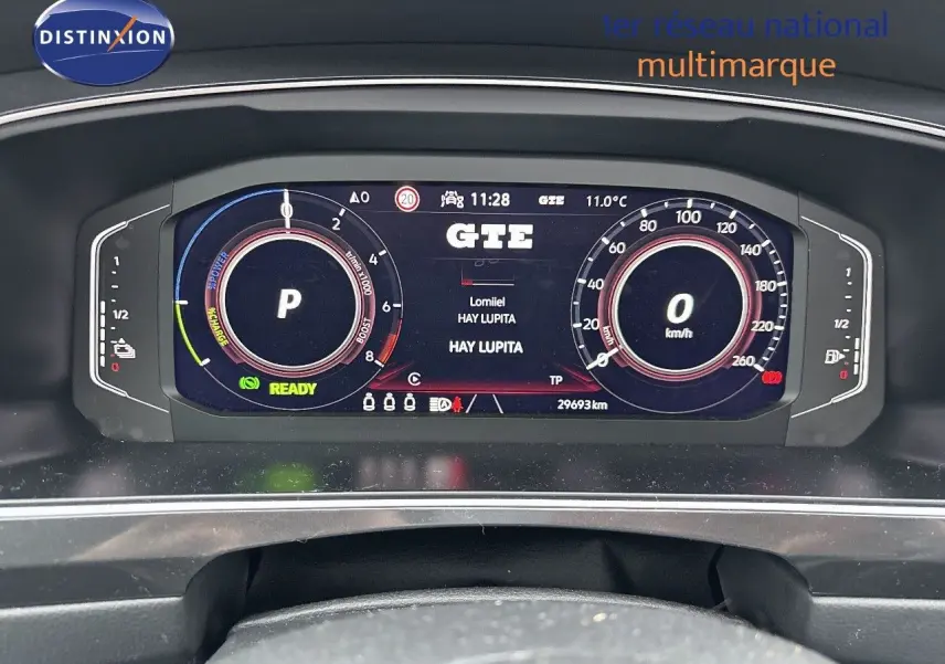 Tableau de bord numérique du Volkswagen Tiguan 1.4 E-HYBRID 245CH en mode parking avec affichage GTE.