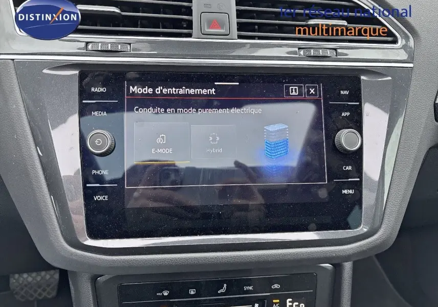 Écran tactile central du Volkswagen Tiguan 1.4 E-HYBRID 2022 affichant le mode de conduite électrique.