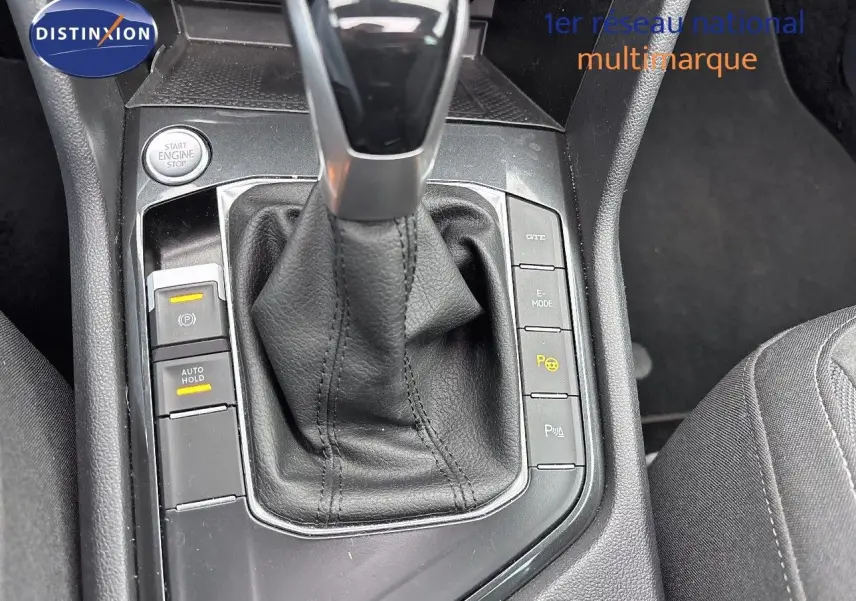 Gros plan sur la console centrale du Volkswagen Tiguan 1.4 e-Hybrid 2022 avec levier de vitesses et boutons de contrôle.