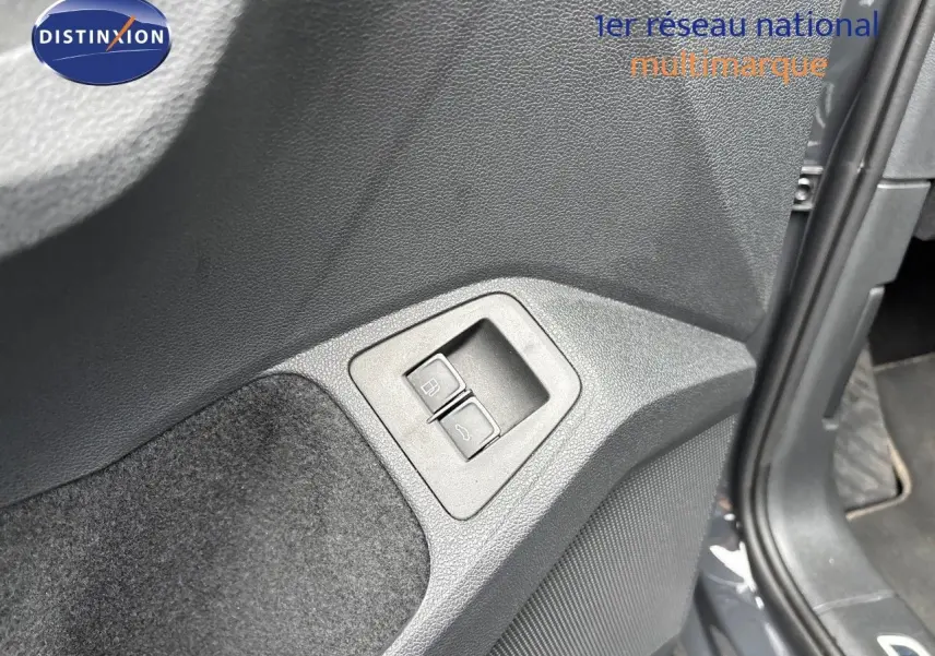 Boutons d'ouverture du coffre et de la trappe à carburant sur le panneau intérieur côté gauche d'un Volkswagen Tiguan gris lunaire 2022.