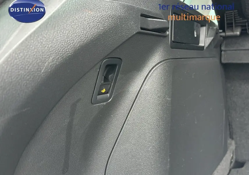 Détail du levier de déverrouillage du siège arrière dans l'habitacle du Volkswagen Tiguan gris lunaire 2022.