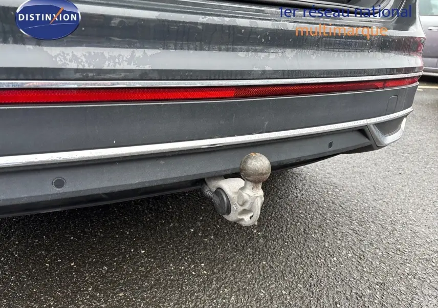 Gros plan sur l'attelage arrière d'un Volkswagen Tiguan gris lunaire 2022, version hybride rechargeable.