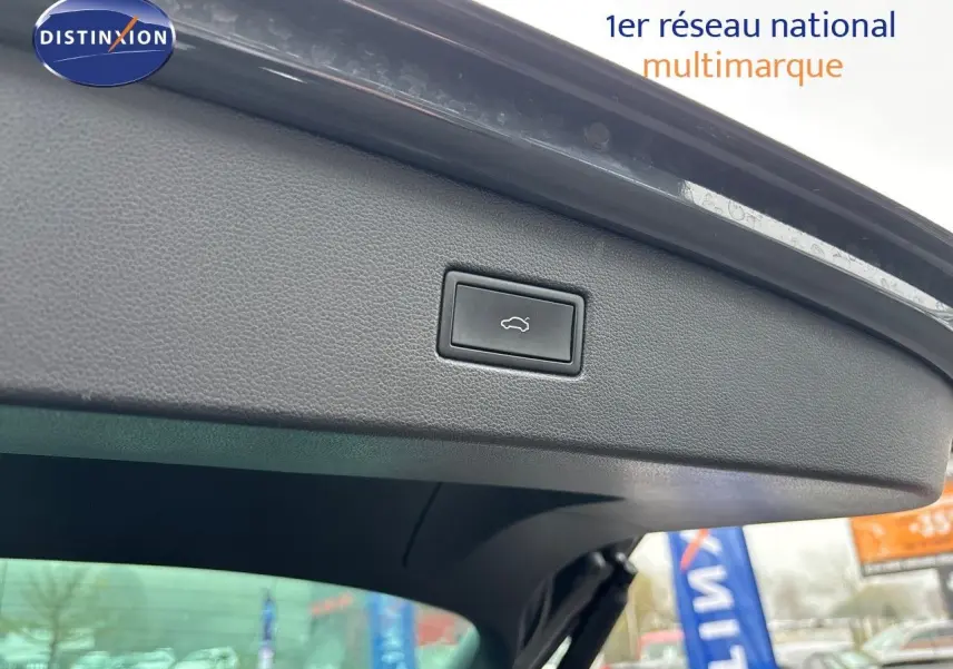 Bouton d'ouverture électrique du coffre sur le hayon arrière d'un Volkswagen Tiguan gris lunaire 2022.