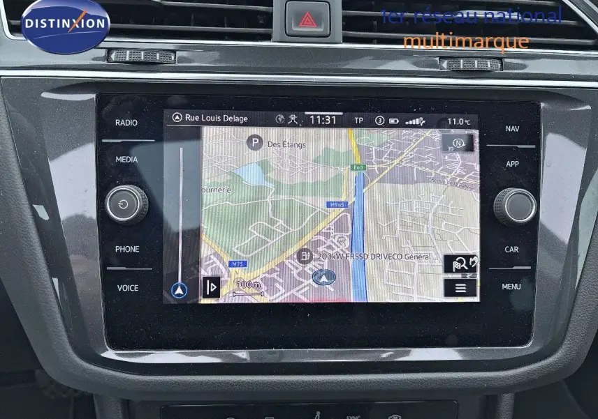 Écran tactile central du Volkswagen Tiguan 2022 gris lunaire affichant la navigation GPS en intérieur véhicule.