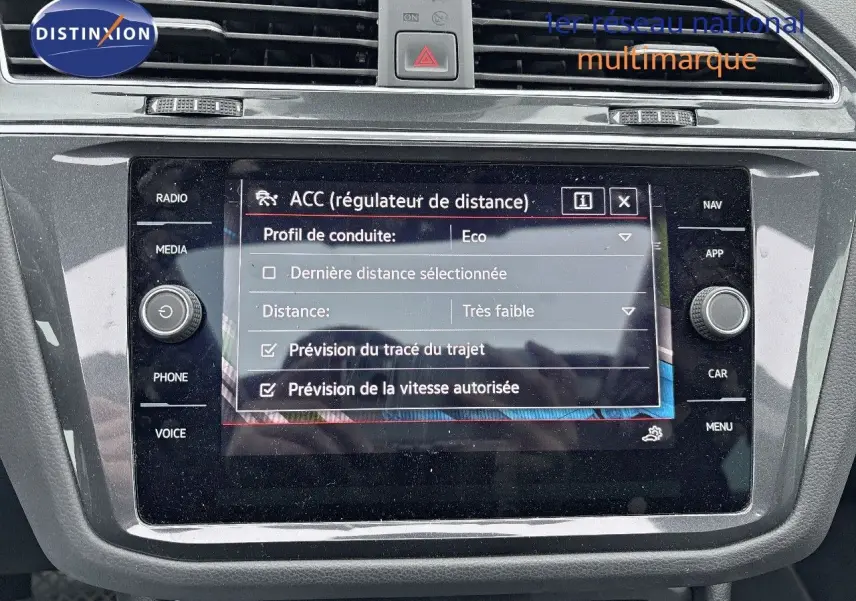 Écran tactile central du Volkswagen Tiguan 1.4 e-Hybrid 2022 montrant les réglages du régulateur de distance en mode Eco.