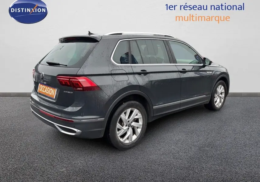 Volkswagen Tiguan 1.4 e-Hybrid gris lunaire vu de 3/4 arrière droit, SUV hybride rechargeable élégant et moderne.