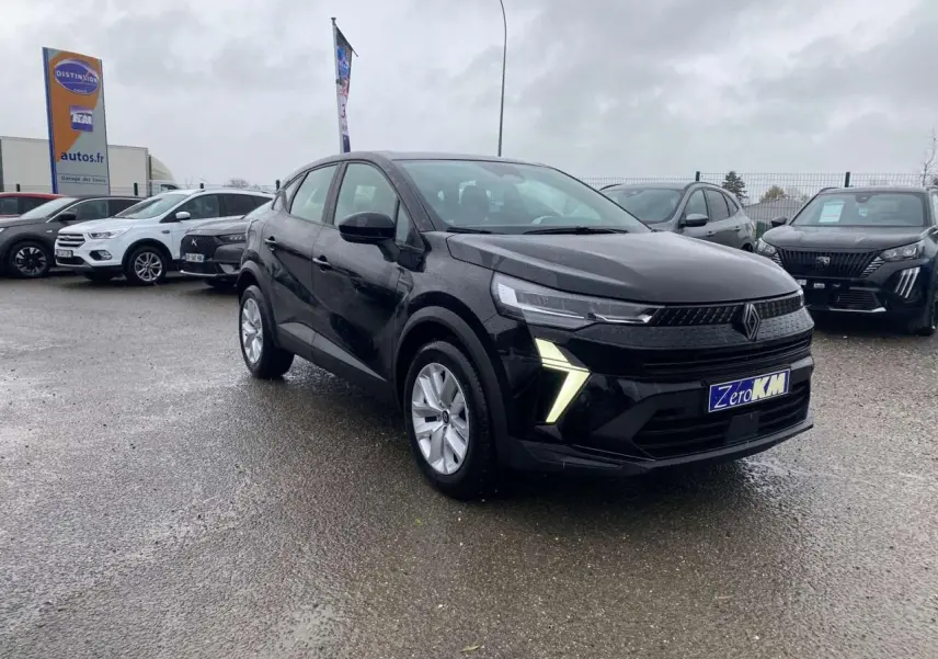 Renault Captur noir étoilé en 3/4 avant droit, avec feux LED en forme de V et calandre noire brillante.