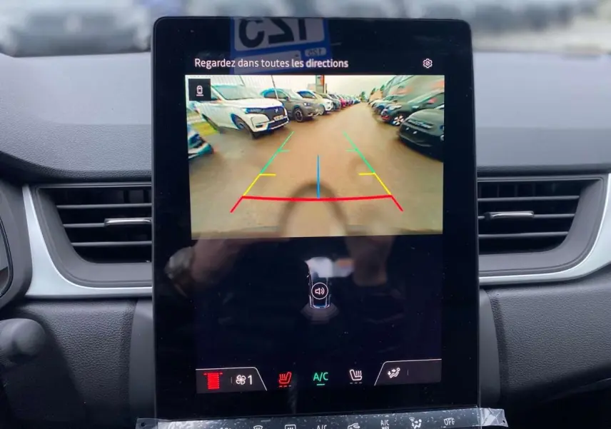 Écran tactile central affichant la caméra de recul du Renault Captur noir étoilé, avec ventilation et commandes visibles.