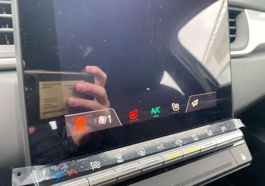 Détail de la console centrale tactile du Renault Captur 2025 avec commandes de climatisation et sièges chauffants.