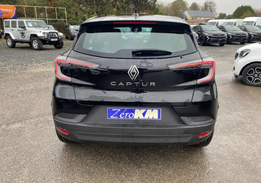 Vue arrière d'un Renault Captur noir étoilé 2025 avec feux LED et plaque d'immatriculation Zero KM visible.