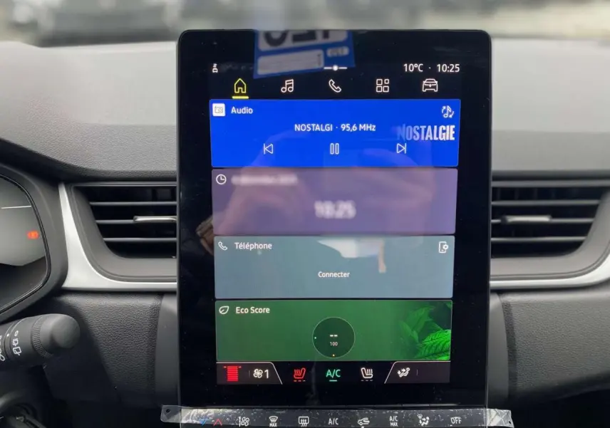 Vue rapprochée de l’écran tactile central du tableau de bord du Renault Captur 2025, affichage multimédia coloré.