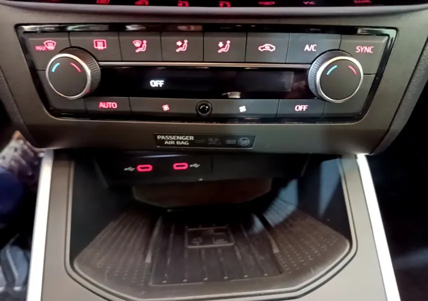 Vue rapprochée du tableau de bord et commande de climatisation du SEAT Arona 2022 avec affichage digital et boutons rétroéclairés.