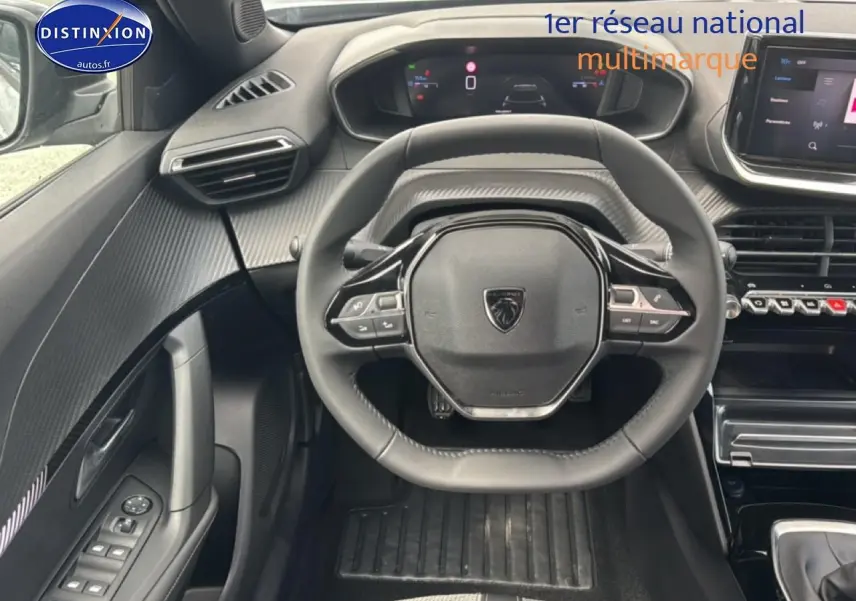 Vue intérieure centrée sur le volant multifonction et tableau de bord numérique de la Peugeot 2008 gris artense.