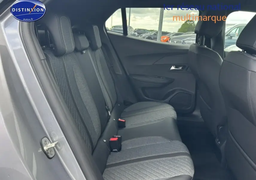Vue intérieure côté gauche des sièges arrière en tissu gris embossé du Peugeot 2008 1.2 100 Allure 2025 gris Artense.