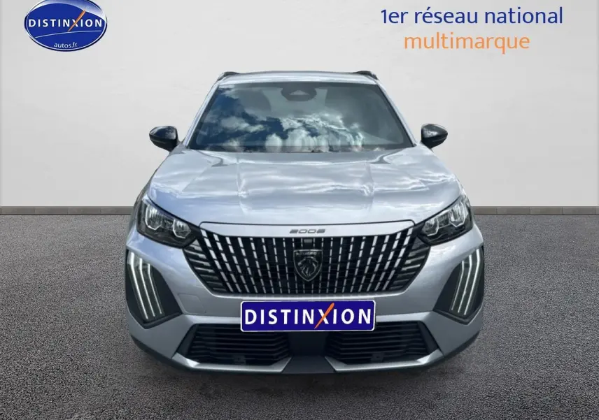 Peugeot 2008 gris Artense vue de face, mettant en valeur la calandre verticale et les feux LED distinctifs.