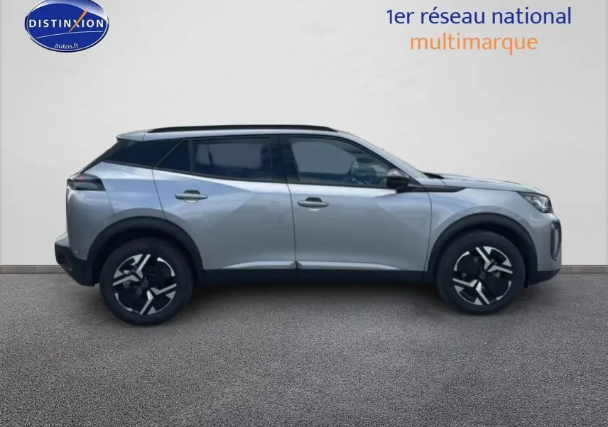 Peugeot 2008 1.2 100 Allure gris Artense en profil droit, avec jantes alu et vitres arrière teintées.