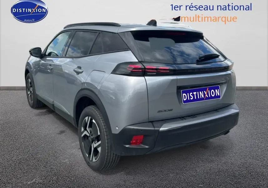 Vue 3/4 arrière gauche d’un Peugeot 2008 gris artense avec jantes alu et feux arrière LED distinctifs.