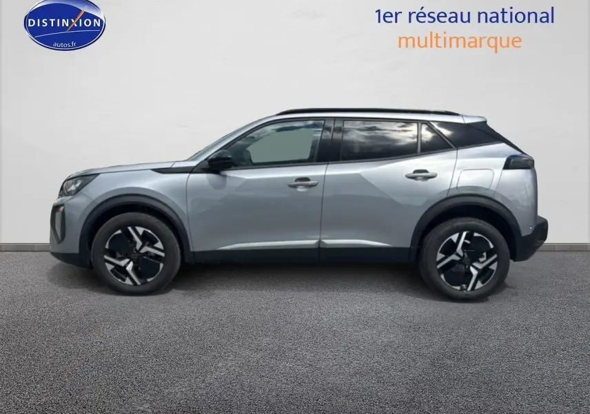 Peugeot 2008 gris artense vue de profil côté gauche, jantes alliage noires et toit noir contrasté.