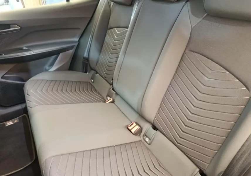 Vue intérieure côté droit sur la banquette arrière grise au design texturé du CUPRA BORN 230ch 2023.