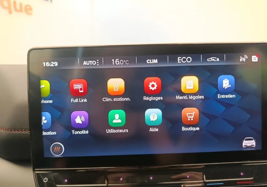 Écran tactile central de 12 pouces affichant le menu des réglages dans une CUPRA BORN gris foncé, vue de face rapprochée.