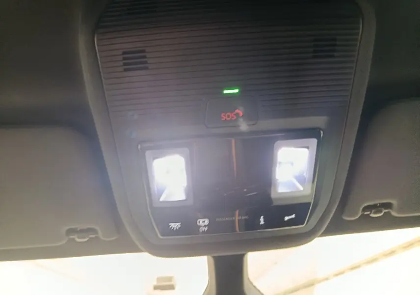 Vue intérieure du plafonnier avec éclairages et bouton SOS du CUPRA BORN gris foncé 2023.