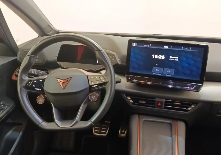 Intérieur du CUPRA Born 230ch 2023, vue frontale du tableau de bord avec volant cuir et écran tactile 12 pouces.