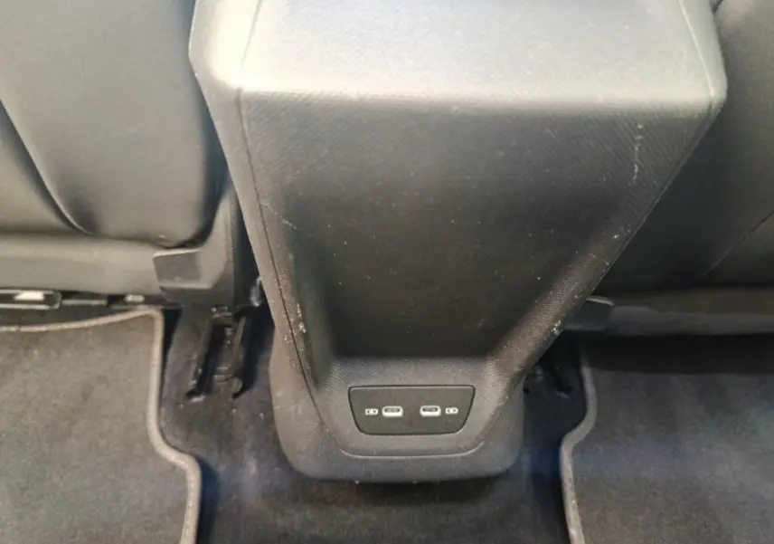 Prise USB arrière double vue de près sur la console centrale du CUPRA BORN gris foncé 2023.
