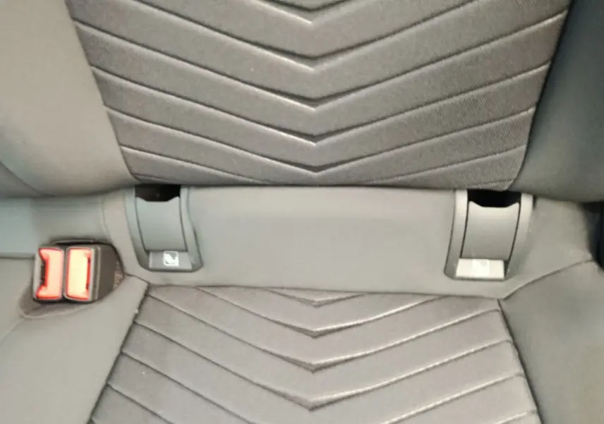Gros plan sur la banquette arrière noire du CUPRA BORN 230ch, montrant les fixations Isofix et les ceintures de sécurité.