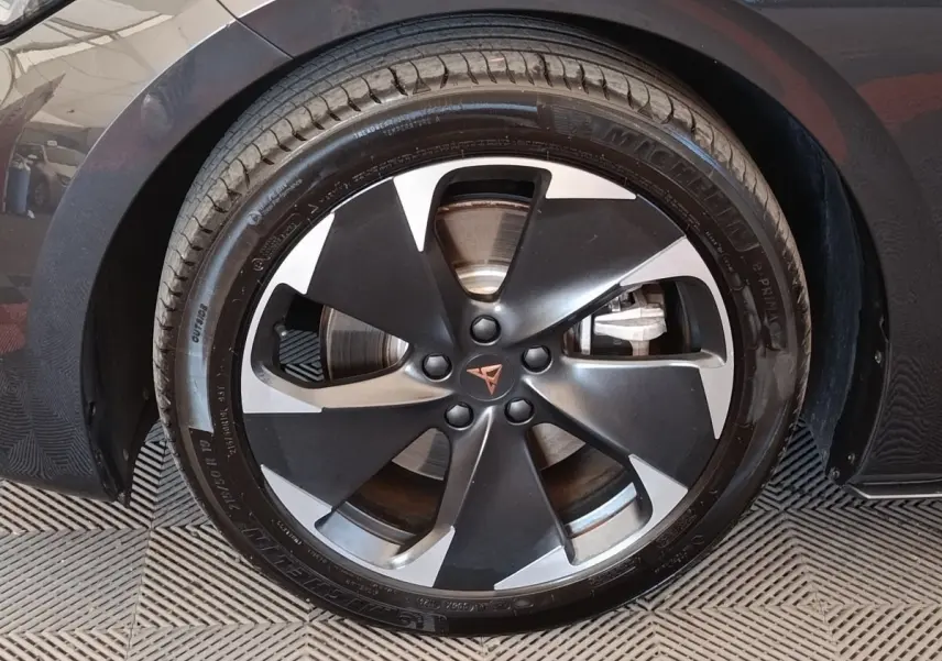 Gros plan sur la roue avant droite gris foncé du CUPRA Born 230ch avec jante noire et argentée au design moderne.