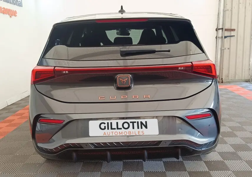 Vue arrière d'une CUPRA BORN gris foncé 2023 avec feux LED et logo CUPRA lumineux au centre du hayon.