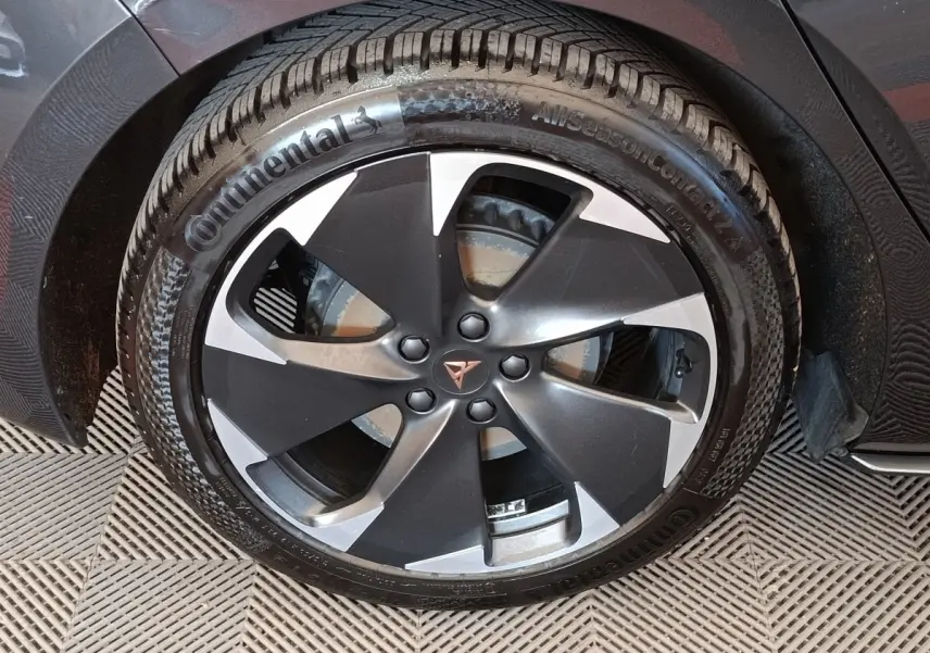 Gros plan sur la roue avant droite gris foncé d’une CUPRA BORN 230ch avec jante noire et argentée au design moderne.