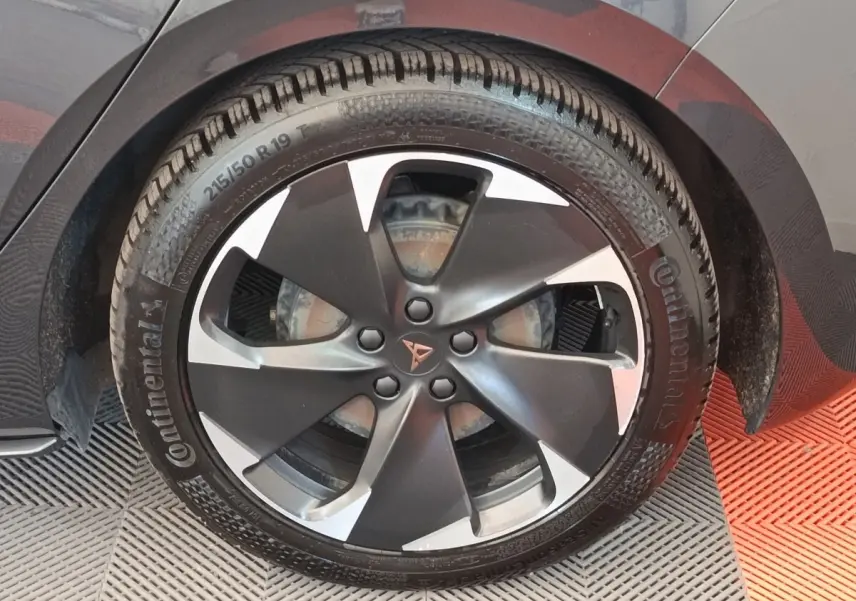 Gros plan sur la roue arrière droite gris foncé d'une CUPRA BORN 230ch avec jante alliage noire et argentée.