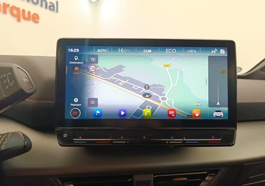 Écran tactile central affichant la navigation 3D dans l'habitacle du CUPRA BORN gris foncé, vue de face rapprochée.