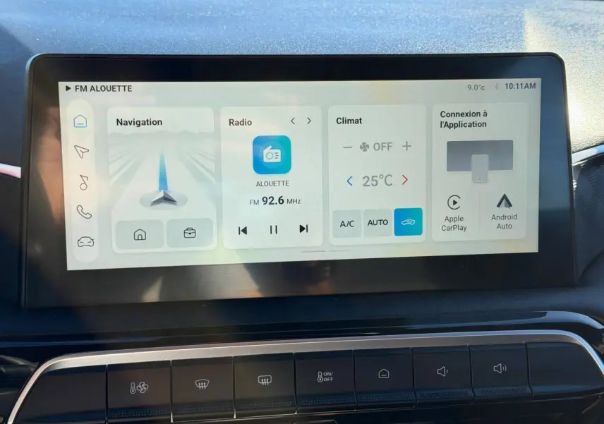 Écran tactile central du tableau de bord du MG3 1.5 Hybrid+ 195ch Comfort affichant navigation et climatisation.