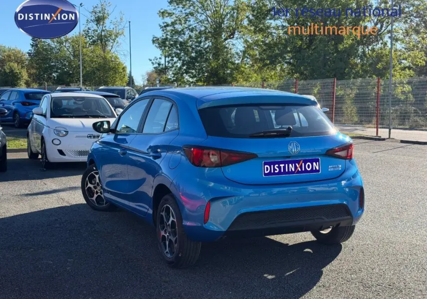 Vue 3/4 arrière droite du MG3 1.5 Hybrid+ 195ch Comfort en Como Blue métallisé, avec jantes alu et feux arrière LED.